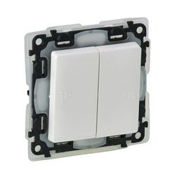ValenaLife 105 2x1P csillárkapcsoló betét közp. fedéllel fehér süllyesztett IP44 LEGRAND - 752155